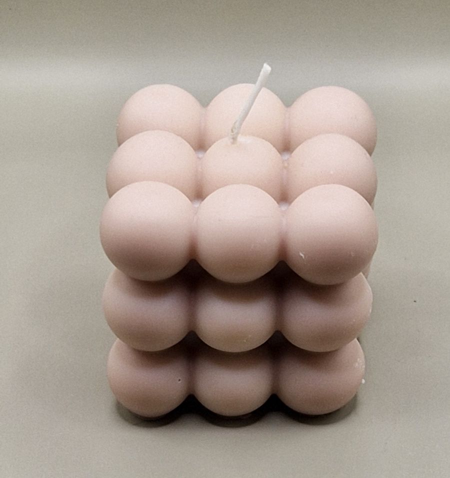 Bougie Sculpturale Cube Câlin – Une Douceur Texturée